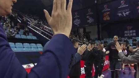 CBA热辣资讯 广东宏远集体出场击掌！球迷：期待第三阶段强势回归！