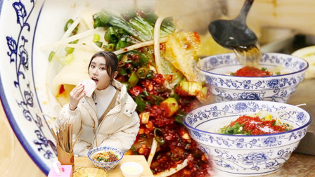 西安地道美食！酸辣开胃的油泼面，配上肉夹馍吃更香
