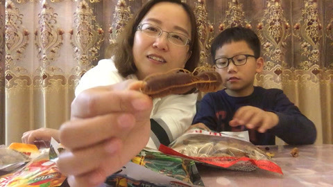 梁小轩和轩妈试吃各种美食 试吃“云南酸甜角”