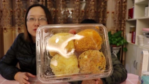 梁小轩和轩妈试吃各种美食 超级好吃的网红肉松小贝
