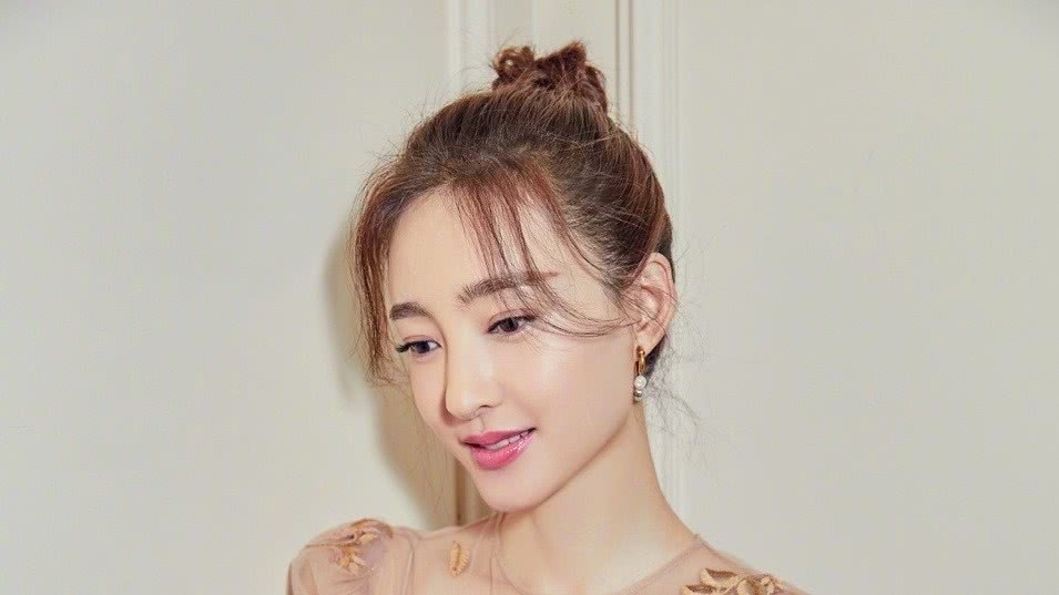 迷妹专访 迷妹专访×王丽坤：红毯清流妆肌秘