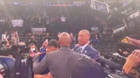 NBA热辣资讯 联盟史上最伟大的三位射手拥抱致意！这一幕太感动了！