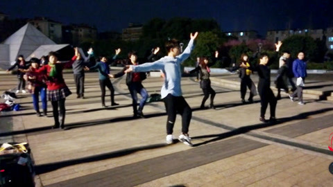 唱罢吹灯 90帅哥妖娆广场舞西海情歌