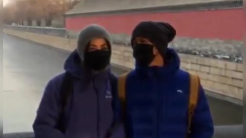屏行星乐汇 两人挽手很有爱；全副武装只露眼睛