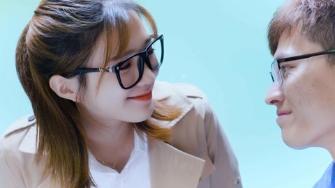 内涵神评论 跑车男怼路边轿车发现车主是美女！