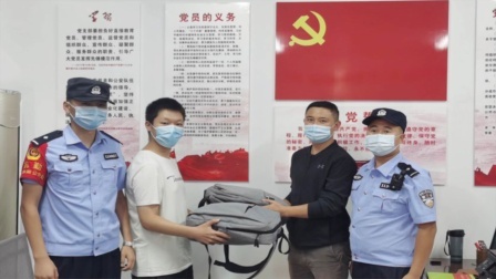 男生放假写作业书包里的书 竟变成8万现金