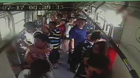 城市直通车 公交车上遭掏包老者挺身抓小偷