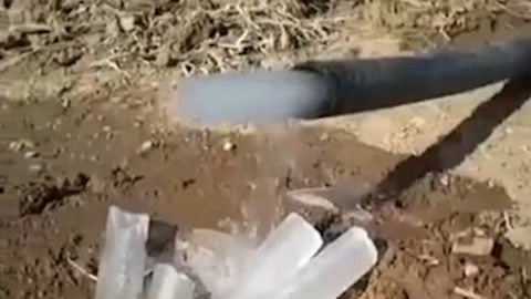 网罗天下 水管不断冒出“冰棒”