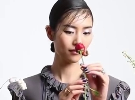 VOGUEfilm 看刘雯如何完美诠释“画中人”