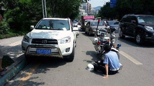 语众不同 女子开车遇检查怒撞交警 领导请客敛财被停职