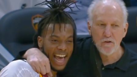 NBA热辣资讯 波波维奇跟加兰甜蜜互动！球迷：加兰这一笑真的可爱极了！