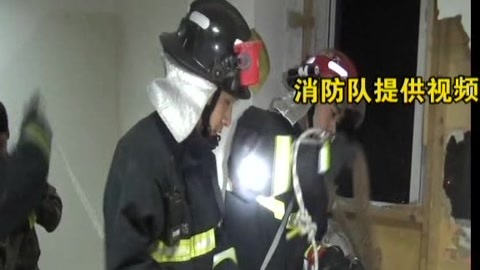 城市直通车 男子放弃轻生 消防凿墙救人