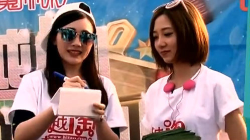 越淘越开心 四美女在武汉著名小吃街撒欢