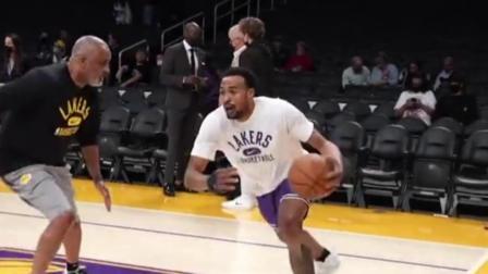 NBA热辣资讯 湖人助教菲尔汉迪教学！这招快速突破反手上篮你学会了吗？