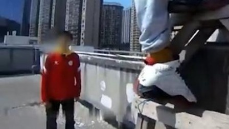 @所有人 男孩困天台被民警救下，一旁小伙伴称以后也要当警察