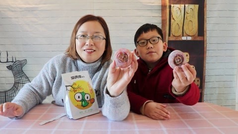 梁小轩和轩妈试吃各种美食 人生第一次吃柿饼