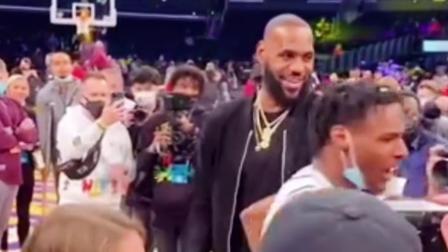 NBA热辣资讯 赛后詹姆斯一直跟着布朗尼！球迷：这老父亲也太粘人了吧！