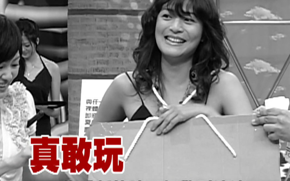 玩真大！大胆美女挑战人体纸箱走秀