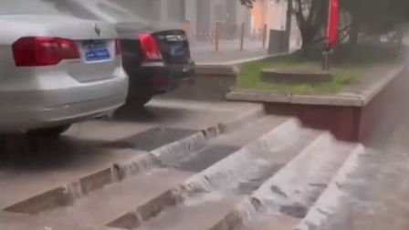 局地累计雨量达100mm！实拍北京暴雨：大雨如注砸地噼啪作响