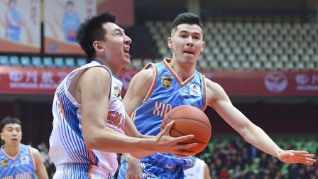 CBA 18/19赛季 四川VS新疆第四节：阿不都沙拉木压哨三分，新疆111-91四川