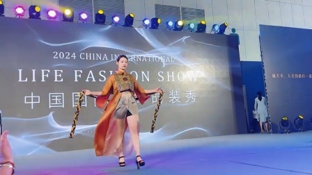 男子第一次看“寿衣”模特秀：感觉衣服挺漂亮的，看不出是寿衣