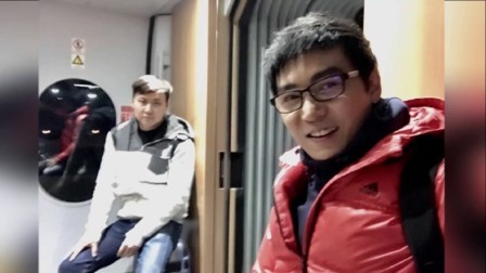 嘻嘻娱乐 2017 11月 焦恩俊人海中挤高铁 没有座位蹲坐一旁超接地气 171120
