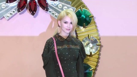 嘻嘻娱乐 2017 11月 周杰伦陪昆凌逛街有耐心 全程帮老婆拿衣服换衣服 171124