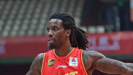 CBA 18/19赛季 新疆VS深圳第三节：伯顿三分开火率队反攻！深圳缩小分差至一分