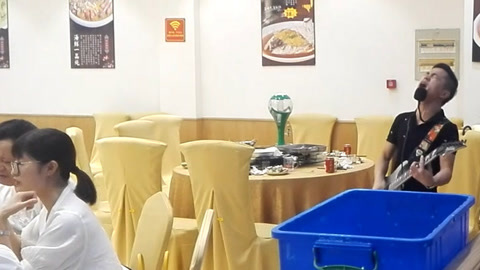 唱罢吹灯 小伙边弹边唱《大海》顾客看都不看一眼