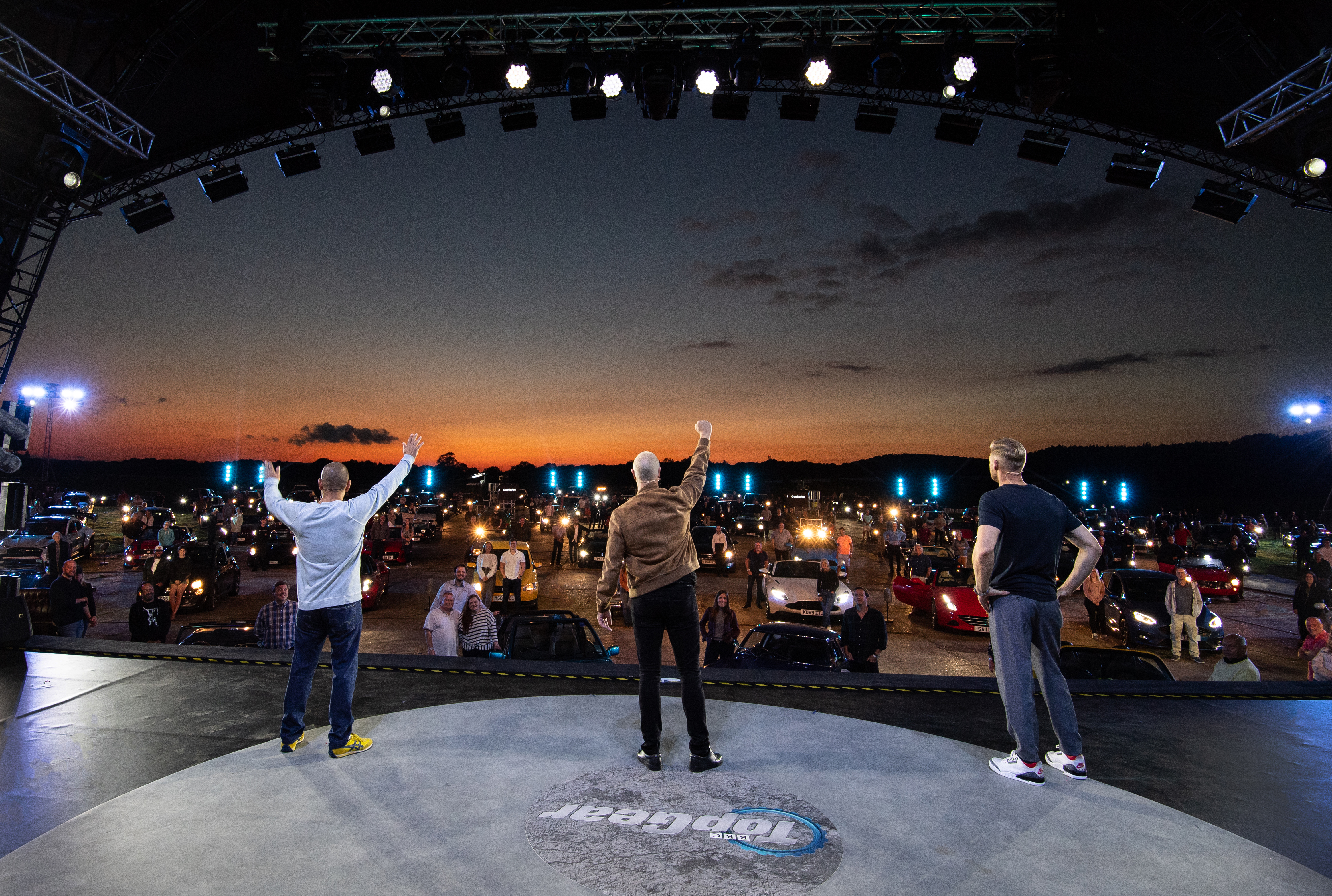 24小时车舱生存&法拉利SF90