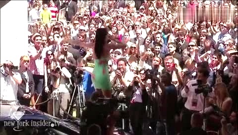 IU kiss&cry California Gurls & I Kissed A Girl & Hot N Cold - Live At Time Square In NYC 现场版-Katy Perry (凯蒂·佩里)