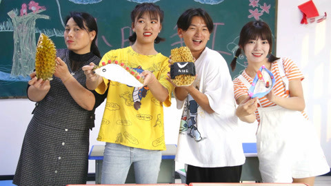 美女家务事 用榴莲皮和粘土做手工