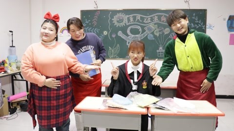 美女家务事 假如玩粘土像吃海底捞，同学们服务过与热情，吓得小晴拔腿就跑