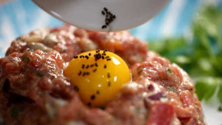 蚂蚁爬到了牛排上