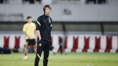 国际足坛辣报 想让李铁签名却被回“你们是不是有病”，球迷：小贝都没他跩