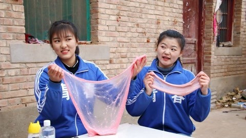 美女家务事 小晴把大米加进无硼砂泥