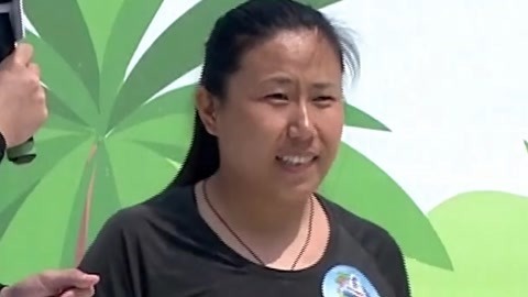 大姐为闯关专程旅游 东北大哥分享海南生活感受