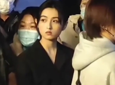 张子枫穿黑色礼服显端庄成熟