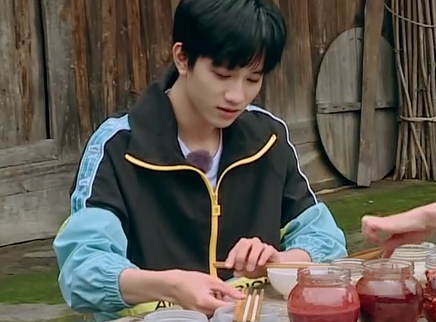 敖子逸小哥哥吃臭豆腐乳吃到吐