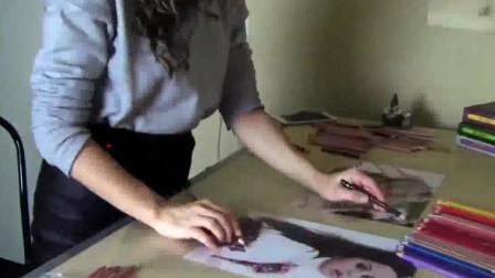 美女模特双手同时画不同肖像画