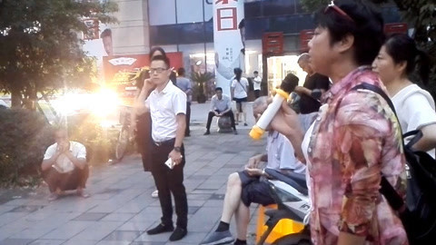 唱罢吹灯 在外打工妹演唱《十三不亲》也是醉了