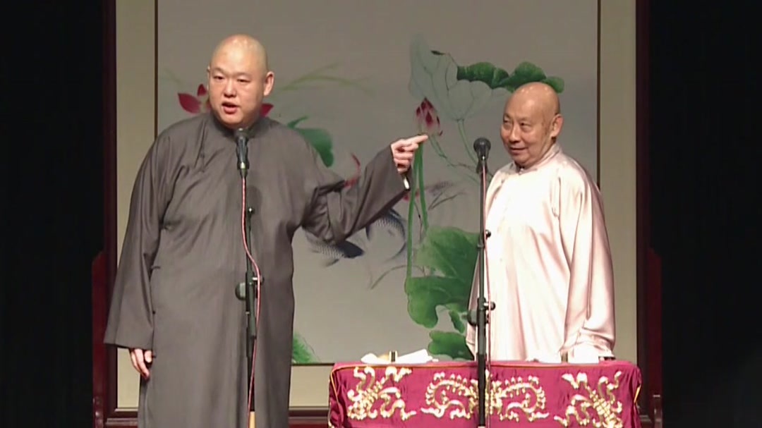 爷孙两参加庆功晚宴，吃着还拿着模样笑人