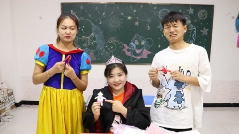 奥特曼玩具被同学抢坏，小晴用粘土做了一个新的，成品超级炫酷
