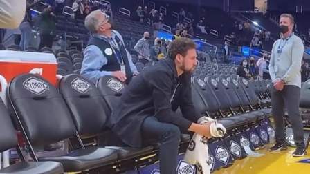 NBA热辣资讯 比赛结束后克莱一直坐在替补席！球迷：他是有多着急想复出啊！