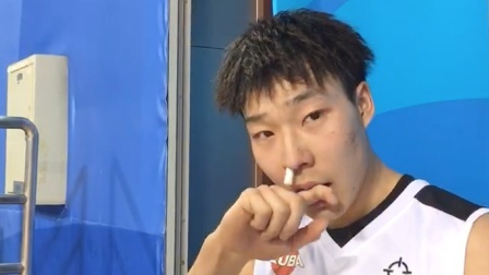 现场直击！北京体大杨皓喆运球突破时受伤离场