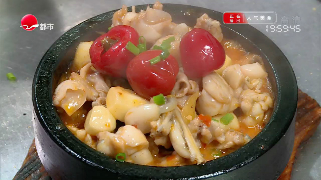 老牌湘菜馆 辣椒熬酱配石锅牛蛙