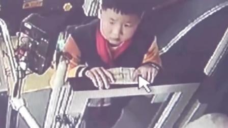 男孩乘公交误投20元饭钱急哭 司机自掏腰包资助