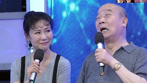 欢乐星期二 很甜蜜 洋外孙与外公登台表演