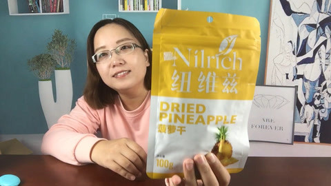梁小轩和轩妈试吃各种美食 试吃菠萝干“，