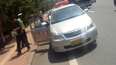 城市直通车 超员还未年检 教练车也疯狂